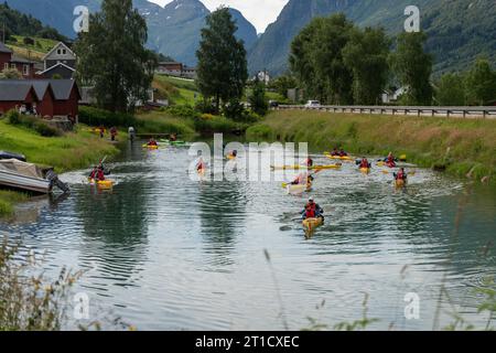 Olden, Norvège. 13 juillet 2023. Un groupe de personnes faisant du canoë sur une rivière en Norvège *** Eine Gruppe Menschen fährt Kanu in Norwegen auf einem Fluß Credit : Imago/Alamy Live News Banque D'Images