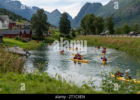 Olden, Norvège. 13 juillet 2023. Un groupe de personnes faisant du canoë sur une rivière en Norvège *** Eine Gruppe Menschen fährt Kanu in Norwegen auf einem Fluß Credit : Imago/Alamy Live News Banque D'Images