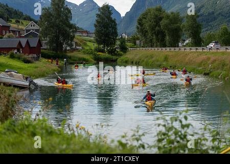 Olden, Norvège. 13 juillet 2023. Un groupe de personnes faisant du canoë sur une rivière en Norvège *** Eine Gruppe Menschen fährt Kanu in Norwegen auf einem Fluß Credit : Imago/Alamy Live News Banque D'Images