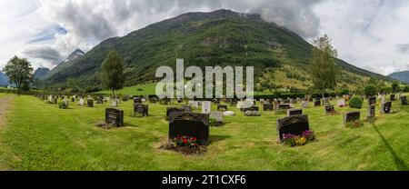 Olden, Norvège. 13 juillet 2023. Cimetière avec des pierres tombales panorama à Olden, Norvège sous ciel nuageux *** Friedhof mit Grabsteinen Panorama à Olden, Norwegen BEI bewölktem Himmel crédit : Imago/Alamy Live News Banque D'Images