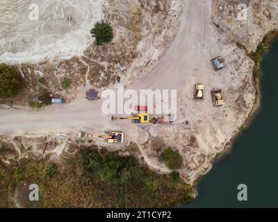 Vue aérienne de l'engin de terrassement dans la carrière en Ukraine. Photo drone. Banque D'Images