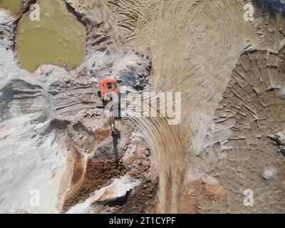 Vue aérienne de l'engin de terrassement dans la carrière en Ukraine. Photo drone. Banque D'Images