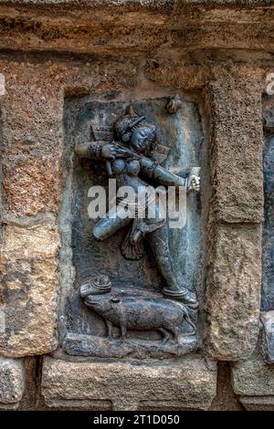 07 21 2007 l'un des soixante-quatre yoginis du temple Yogini du 9e siècle, vénéré pour leur aide à la déesse Durga, Hirapur près de Bhubaneshwar Banque D'Images