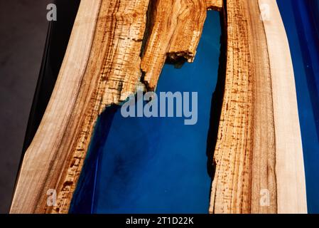 table artisanale en bois et résine époxy. Banque D'Images