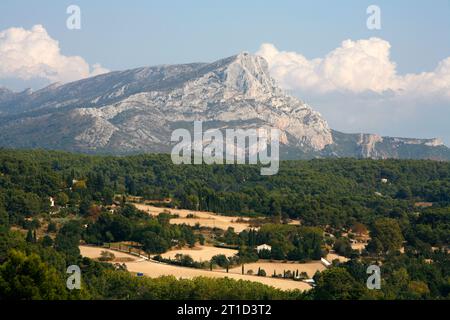 Vue sur la Montagne Sainte Victoire qui permet d'être l'un des sujets favoris de Cézanne. Aix en Provence, Provence, France. Banque D'Images