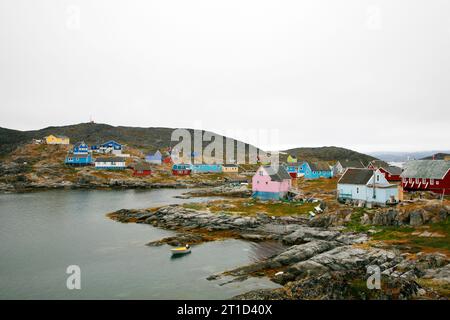 Vue sur le petit village d'Itilleq, Groenland. Banque D'Images