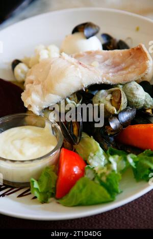 Aioli provençal traditionnel servi avec du poisson bouilli et des légumes, Provence, France. Banque D'Images
