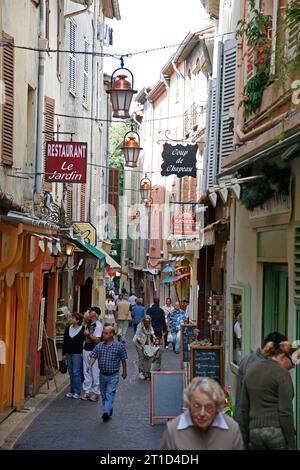 Vieil Antibes, scène de rue dans la vieille ville, Antibes, Alpes Maritimes, Provence, France. Banque D'Images