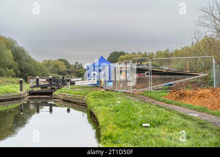 Canal and River Trust travaille à une écluse sur un canal pour réparer un système de contrôle de débordement effondré Banque D'Images