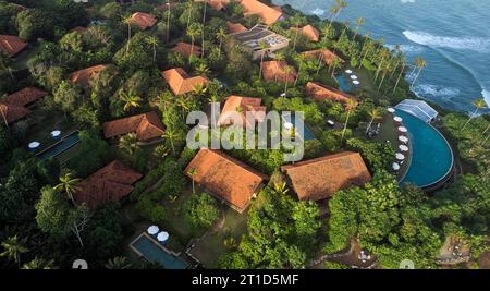 Vue aérienne d'un complexe hôtelier premium avec piscines au Sri Lanka Banque D'Images