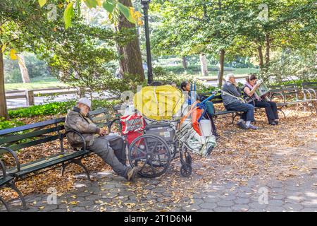 New York, États-Unis - 21 octobre 2015 : sans-abri dormant dans central Park à Manhattan, New York, États-Unis. Dans la ville de New York nombre total de sans-abri peopl Banque D'Images