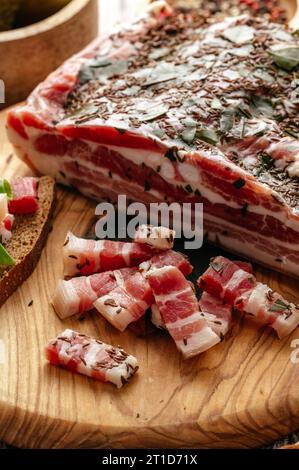 Savoureux porc salé avec du pain de seigle, des concombres marinés et de l'aneth à volonté Banque D'Images