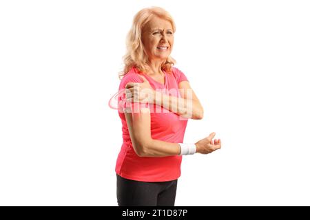 Femme mature en vêtements de sport avec épaule douloureuse disloquée isolée sur fond blanc Banque D'Images