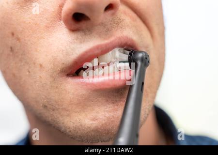 Augsbourg, Bavière, Allemagne. 13 octobre 2023. Homme se brossant les dents avec une brosse à dents électrique. Concept d'hygiène bucco-dentaire *** Mann putzt die Zähne mit einer elektrischen Zahnbürste. Mundhygiene Konzept crédit : Imago/Alamy Live News Banque D'Images