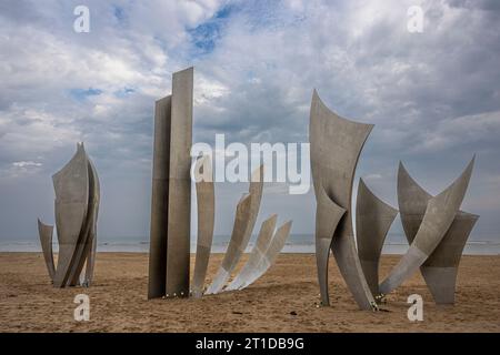 Cette sculpture, « les Braves », commémore les soldats américains qui ont combattu à Omaha Beach le jour J, le 6 juin 1944. Banque D'Images