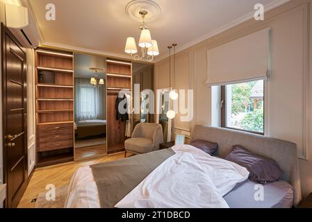 Grand lit double confortable dans une chambre classique élégante, pas de gens Banque D'Images