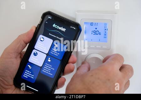 L’application mobile EcoWatt pour une meilleure consommation d’électricité ; Ecowatt donne aux consommateurs français des conseils d’efficacité énergétique pour réduire leur consommation et éviter le noir Banque D'Images