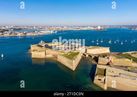 Port-Louis (Bretagne, nord-ouest de la France) : vue aérienne de la citadelle à l'entrée du port naturel de Lorient Banque D'Images