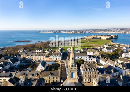 Port-Louis (Bretagne, nord-ouest de la France) : vue aérienne de la ville et de la citadelle. Au premier plan, l'église notre-Dame-de-l'Assomption et Banque D'Images