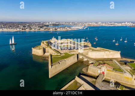 Port-Louis (Bretagne, nord-ouest de la France) : vue aérienne de la citadelle à l'entrée du port naturel de Lorient Banque D'Images