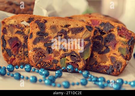 morceaux de gâteau. tarte maison de noël, gâteau aux fruits secs anglais. Gâteau de Noël traditionnel aux amandes, fruits secs, dattes, fruits confits. Fruitc Banque D'Images