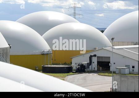 Usine de biogaz Envitec avec usine de GNL intégrée ALLEMAGNE, Guestrow, usine de biogaz Envitec avec usine de biogaz Bio LNG intégrée pour la liquéfaction du méthane traité à partir du biogaz, réservoir de fermenteur *** DEUTSCHLAND, Envitec AG bioEnergie Park Güstrow mit integrierter BIO-LNG Anlage zur Verflüssigungsanlage von aus Biogas gewonnenem Methangas sowie einer CO2 Verflüssigung, Biogaserzeugung in Gärbehälter 31.8.2023 Güstrow Mecklenburg-Vorpommern Allemagne Banque D'Images