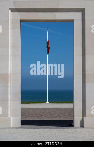 Monument commémoratif de Normandie britannique surplombant Gold Beach, Normandie, France. Banque D'Images