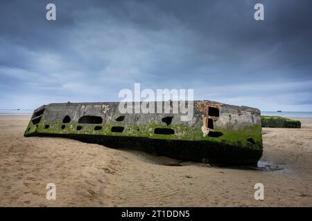 Vestiges d'un port de mûrier sur la plage d'Arromanches-les-bains, Normandie, France. Banque D'Images