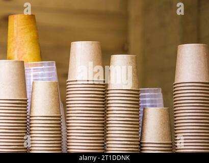 Rangs de tumbleres de papier. Tasses à café, verres. Mur de tasses à partir d'un carton. gobelets en plastique, couvercles, pailles, tubules Banque D'Images