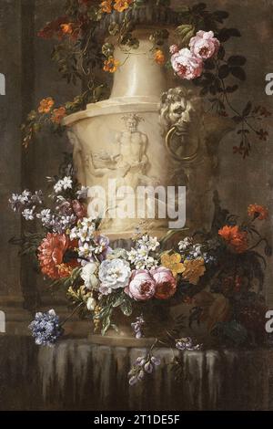 Vase en marbre avec guirlande de fleurs, date inconnue. Banque D'Images