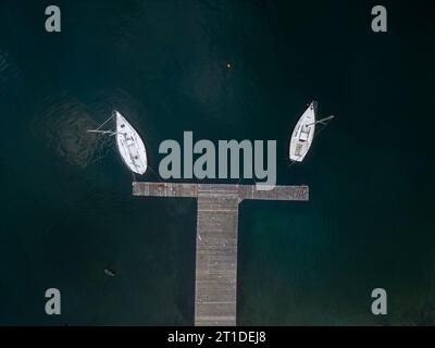 Vue aérienne de haut en bas de deux yachts dans la marina. Banque D'Images