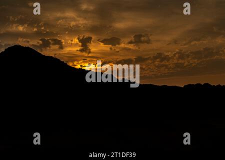 Beau paysage matinal avec brouillard et brume lever de soleil de lumière dorée sur de hautes montagnes. Dubaï, Émirats arabes Unis Banque D'Images