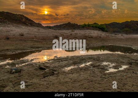 Beau paysage matinal avec brouillard et brume lever de soleil de lumière dorée sur de hautes montagnes. Dubaï, Émirats arabes Unis Banque D'Images