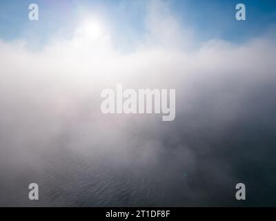 vol de drone au-dessus de la mer dans le brouillard tôt le matin Banque D'Images