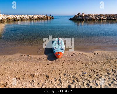 paddle board sur la plage avec fond de mer, pas de gens Banque D'Images