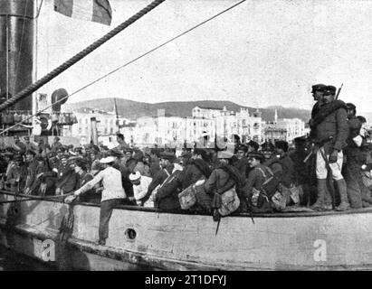 « A salonique ; des reguliers grecs, qui ont quitté l'armee après avoir fait le coup de feu contre les Bulgares au fort de Rupel, qui ont quitté l'armee après avoir fait le coup de feu contre les Bulgares au fort de Rupel, viennent rejoindre les troupes du gouvernement provisoire », 1916. Extrait de "l'Album de la Guerre 1914-1919, Volume 1" [l'Illustration, Paris, 1924]. Banque D'Images