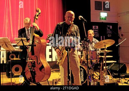 Dave Green, Art Themen et Dave Barry, Art Themen Project, Battle Jazz Festival, Battle, East Sussex, juillet 2023. Banque D'Images