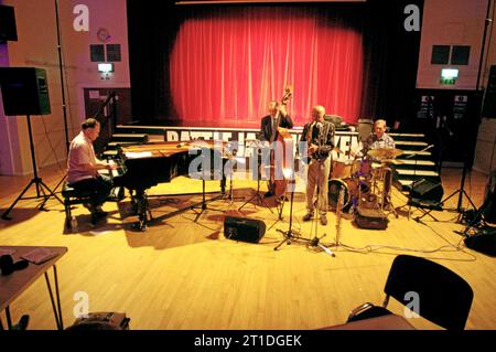 Gareth Williams, Dave Green, Art Themen et Dave Barry, Art Themen Project, Battle Jazz Festival, Battle, East Sussex, juillet 2023. Banque D'Images