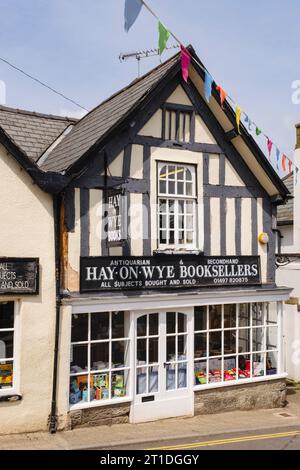 Librairie vendant des livres anciens et de seconde main dans la ville de Wye Valley. High Town, Hay-on-Wye, Powys, pays de Galles, Royaume-Uni, Grande-Bretagne Banque D'Images