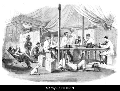 La guerre en Chine - tente du 15e Punjaubees à Pehtang - d'après un croquis de notre artiste spécial, C. Wirgman, 1860. Officiers britanniques et leurs agents indiens. Notez les caisses de cognac. "Dans une cour carrée, emmêlée - qui peut être roulée au moyen de quatre cordes quand le soleil est couché - les officiers courageux peuvent être observés, dans toutes sortes d'uniformes pittoresques, assis à une longue rangée de tables, soit offrant l'hospitalité à leurs amis qui appellent, ou faire son devoir en tant qu'officiers. Dans la soirée, la scène a un aspect charmant, éclairé par des lanternes chinoises et des trempettes indigènes dans merveilleux ca Banque D'Images