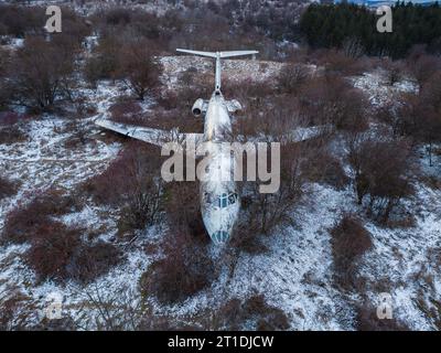 abandonné écrasé avion de passagers épave dans la forêt en hiver Banque D'Images