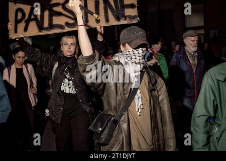 Un activiste tient une pancarte pendant la manifestation. Deux jours de manifestations ont eu lieu à Dublin par des membres de la communauté palestinienne ainsi que par des sympathisants de diverses diasporas et par des habitants et des groupes militants en signe de solidarité à la lumière des récentes frappes de Gaza par les forces militaires israéliennes. Les manifestants se sont rassemblés dans le centre-ville de Dublin, devant les bâtiments gouvernementaux et ont marché jusqu'à l'ambassade d'Israël où des discours ont été prononcés par des membres de la communauté palestinienne, des étudiants, des militants et des membres du parti socialiste politique irlandais avant profit. Banque D'Images