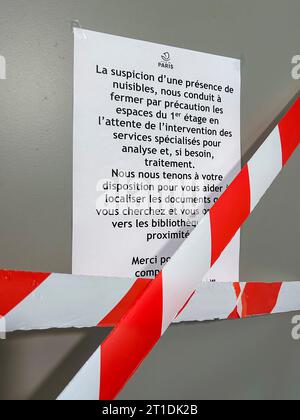 Paris, France, 12 octobre 2023, détail, français Sign In local public Library, Avertissement fermeture en raison de la présence de bogues de lit, Médiathèque Héléne Barr, 12e district Banque D'Images