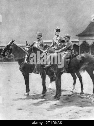 'La Roumanie dans la Guerre ; les souverains de Roumanie et leur second fils pendant une revue a Bucarest la reine porte l'uniforme du 4 Regiment de Roshiori&gt;&gt;', 1916. Extrait de "l'Album de la Guerre 1914-1919, Volume 1" [l'Illustration, Paris, 1924]. Banque D'Images