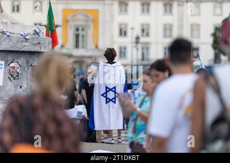 Lisbonne, Portugal 10 octobre 2023. Une femme à un rassemblement en soutien à Israël, avec le drapeau d'Israël sur ses épaules Banque D'Images