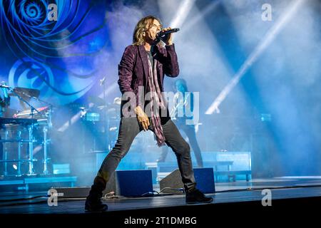 Oslo, Norvège. 08 octobre 2023. Le groupe de rock suédois Europe donne un concert live à Operaen à Oslo. Ici, le chanteur Joey Tempest est vu en direct sur scène. (Crédit photo : Gonzales photo - Terje Dokken). Banque D'Images