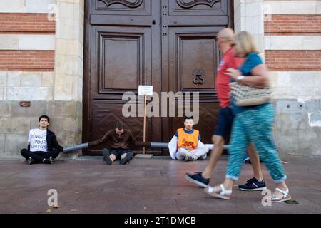 Toulouse, France. 13 octobre 2023. Démonstration du dernier groupe Rénovation, bloquant les entrées de la mairie de Toulouse à l'aide de cadenas, chaînes et colle à Toulouse, France le 13 octobre 2023. Photo d'Arnaud Bertrand/ABACAPRESS.COM crédit : Abaca Press/Alamy Live News Banque D'Images