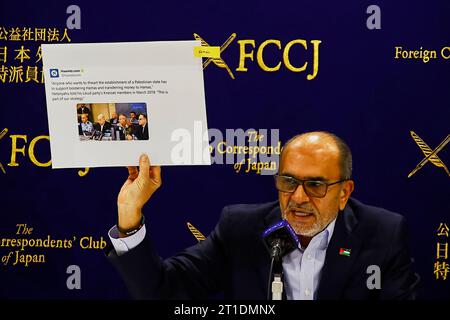 Tokyo, Japon. 13 octobre 2023. Waleed Siam ambassadeur palestinien au Japon prend la parole lors d'une conférence de presse au Club des correspondants étrangers du Japon (FCCJ) dans le centre-ville de Tokyo. Waleed Siam, qui a 25 ans d'expérience dans la représentation de la Palestine au Japon, a parlé de la perspective palestinienne sur le conflit de Gaza. (Image de crédit : © Rodrigo Reyes Marin/ZUMA Press Wire) USAGE ÉDITORIAL SEULEMENT! Non destiné à UN USAGE commercial ! Banque D'Images