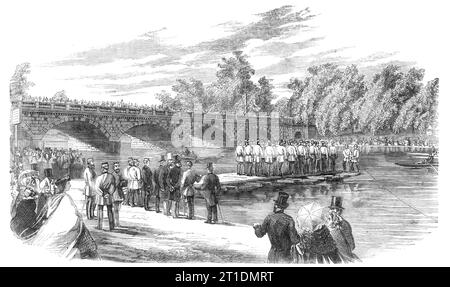 Expériences avec le pont flottant du capitaine Fowke sur la Serpentine, [Londres], 1860. « Le ponton à tester se compose d'un cadre oblong en bois et en fer, sur lequel une fois fixé pour l'utilisation est dessiné une surface de toile préparée - chaque ponton étant divisé en huit compartiments, tous étanches à l'eau, de sorte que si l'une de ces divisions reste parfaite, le bateau ne peut jamais couler. Lorsqu'il est ainsi exploré, il a l'apparence d'un grand bateau et peut être lancé immédiatement. Sur sa surface supérieure des radeaux sont maintenant installés, et sur ceux-ci sont à nouveau exécutés les chesses ou les planches. Chaque ponton étant maintenant terminé Banque D'Images