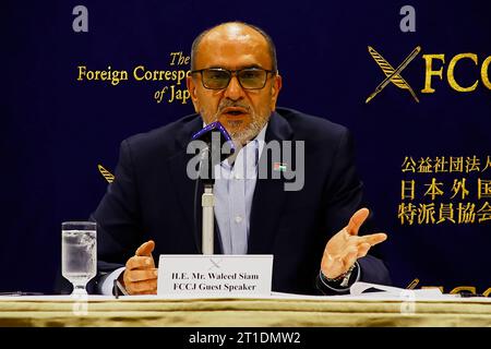 Tokyo, Japon. 13 octobre 2023. Waleed Siam ambassadeur palestinien au Japon prend la parole lors d'une conférence de presse au Club des correspondants étrangers du Japon (FCCJ) dans le centre-ville de Tokyo. Waleed Siam, qui a 25 ans d'expérience dans la représentation de la Palestine au Japon, a parlé de la perspective palestinienne sur le conflit de Gaza. (Image de crédit : © Rodrigo Reyes Marin/ZUMA Press Wire) USAGE ÉDITORIAL SEULEMENT! Non destiné à UN USAGE commercial ! Banque D'Images